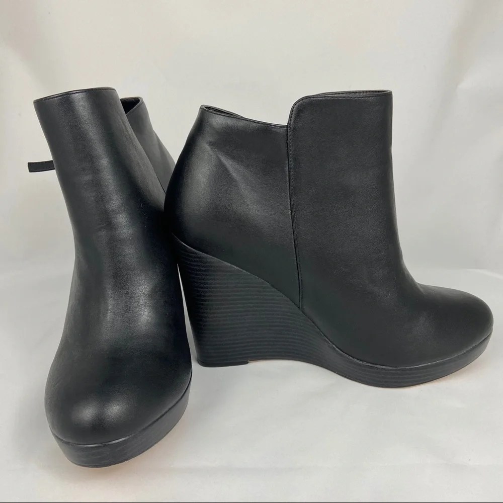 Torrid 11W Black Side Zip Wedge Booties NWT